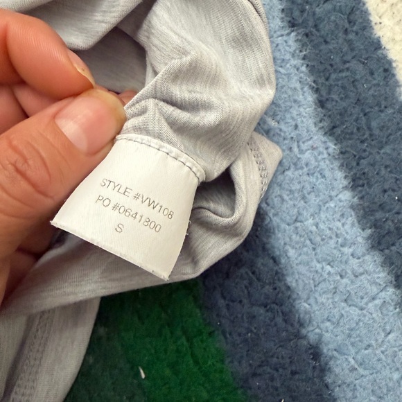 Vuori Women's Lux Performance Tank top grey color women’s size small - Picture 4 of 5